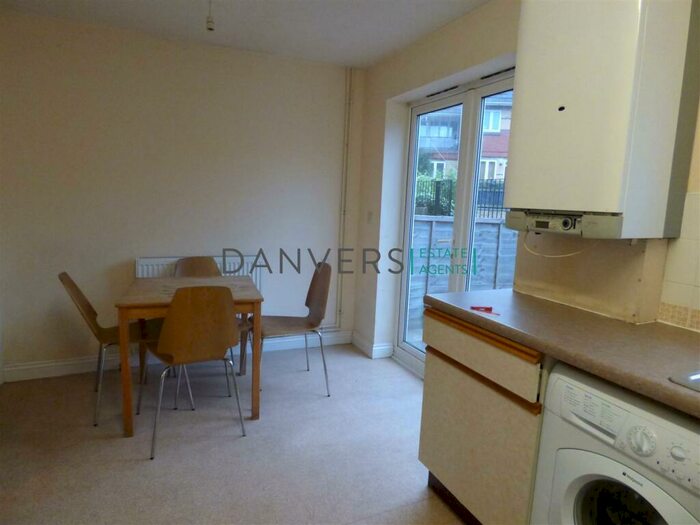 2 Bedroom Town House To Rent In Havelock Street, Leicester, LE2