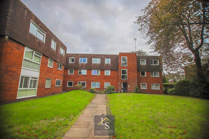2 Bedroom Flat For Sale In Bramhall Lane, Stockport, SK3