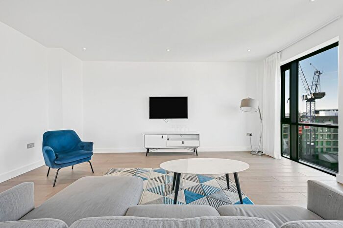 4 Bedroom Flat To Rent In Fairbank House, Beaufort Square, NW9