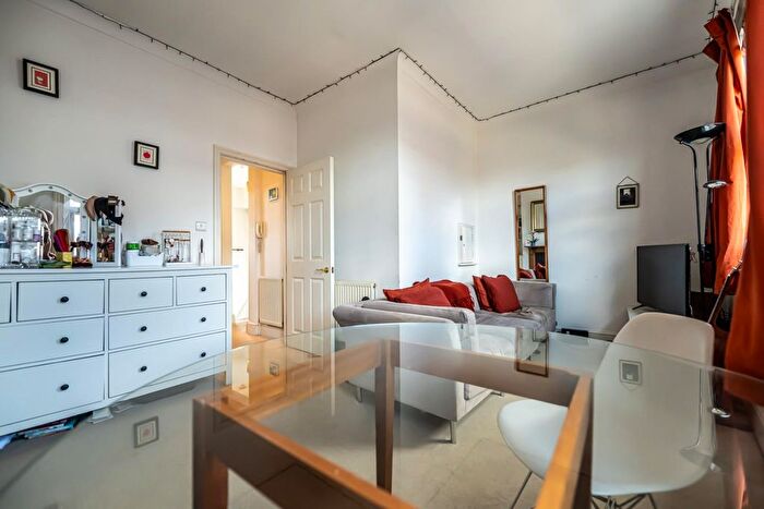 1 Bedroom Flat To Rent In Askew Road, Shepherds Bush, W12