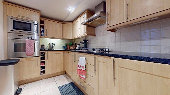 3 Bedroom Flat To Rent In Royal Drive, London, N11