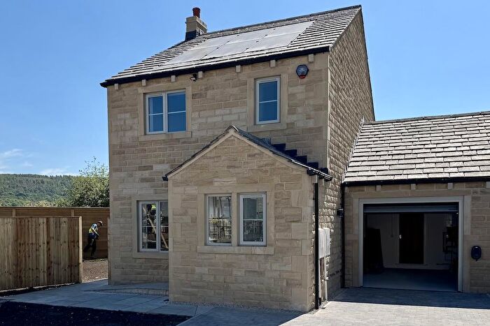 4 Bedroom Link Detached House For Sale In Lakeside Gardens, Foulridge, Colne, BB8