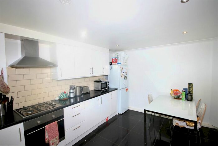 4 Bedroom Maisonette To Rent In Caxton Grove, Bow, E3