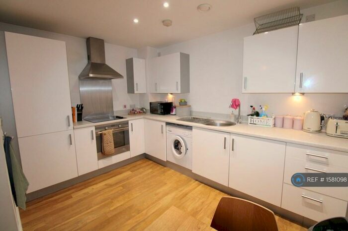 2 Bedroom Flat To Rent In Bute Crescent, Cardiff, CF10