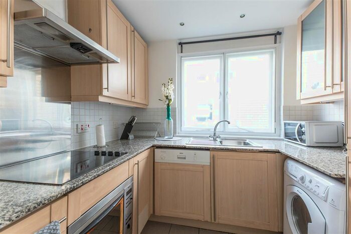 2 Bedroom Flat To Rent In Bride Court, London, EC4Y
