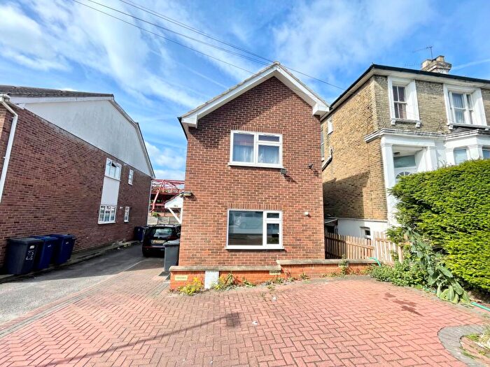 3 Bedroom Maisonette To Rent In Lichfield Grove, Finchley, N3