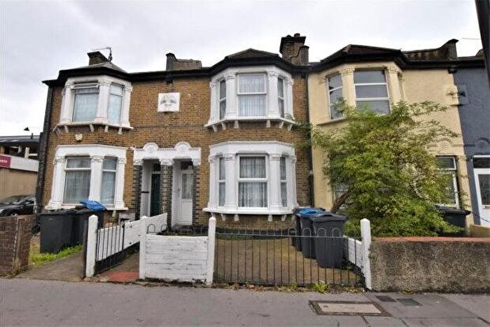 3 Bedroom Flat To Rent In Whitehorse Lane, London, SE25