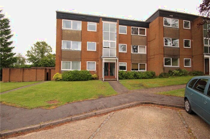 1 Bedroom Flat To Rent In Rossiter Lodge, Rosetrees, Guildford, Surrey, GU1
