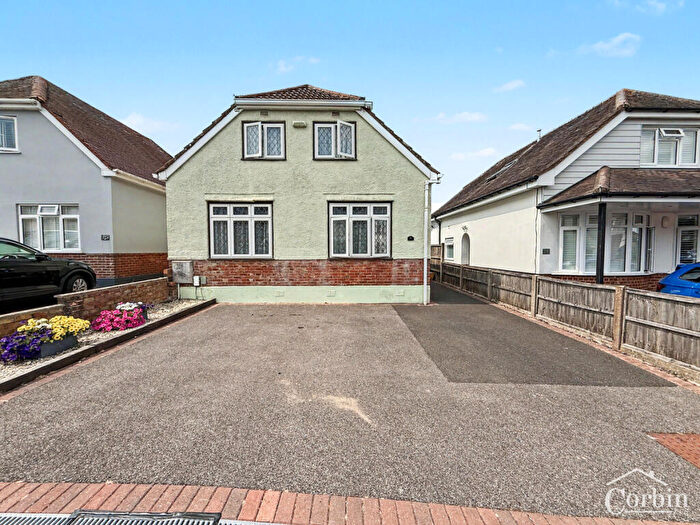 3 Bedroom Detached House For Sale In Howeth Road, Bournemouth, BH10