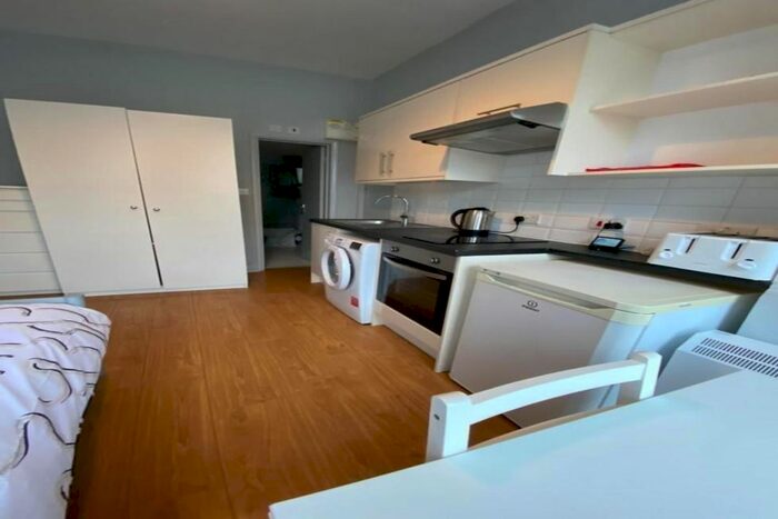 Studio To Rent In Woodside Road, London, N22