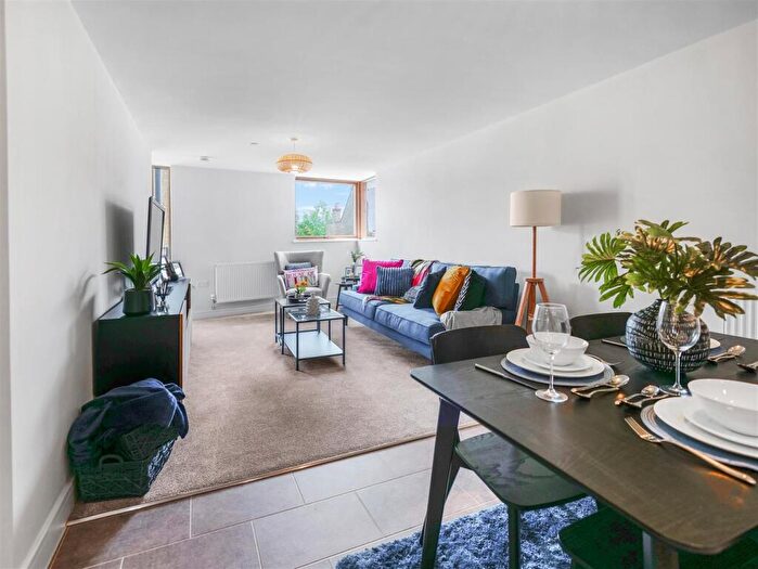 1 Bedroom Flat For Sale In Broadway, Leigh-On-Sea, SS9