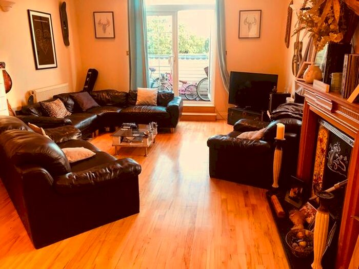 3 Bedroom Flat To Rent In Friern Park, London, N12