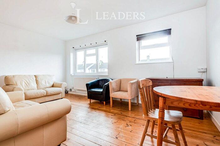 2 Bedroom Flat To Rent In Warren Crescent, Headington, Oxford, OX3