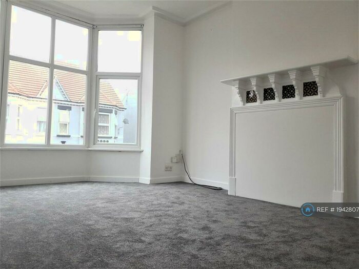 3 Bedroom Semi-Detached House To Rent In Grafton Road, Bedford, MK40