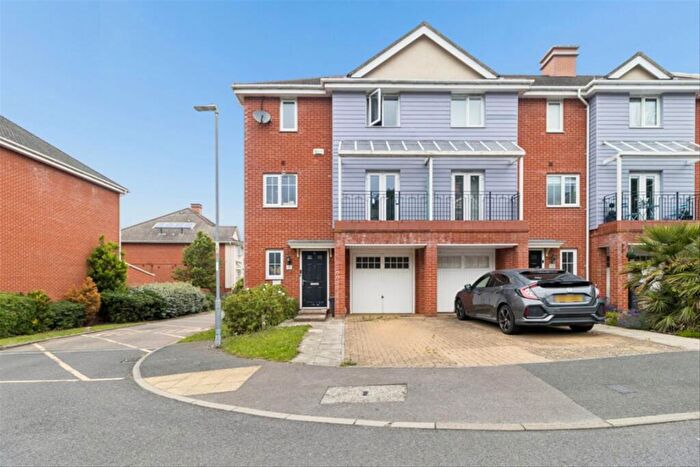 4 Bedroom Flat To Rent In Flowers Avenue, Ruislip, HA4