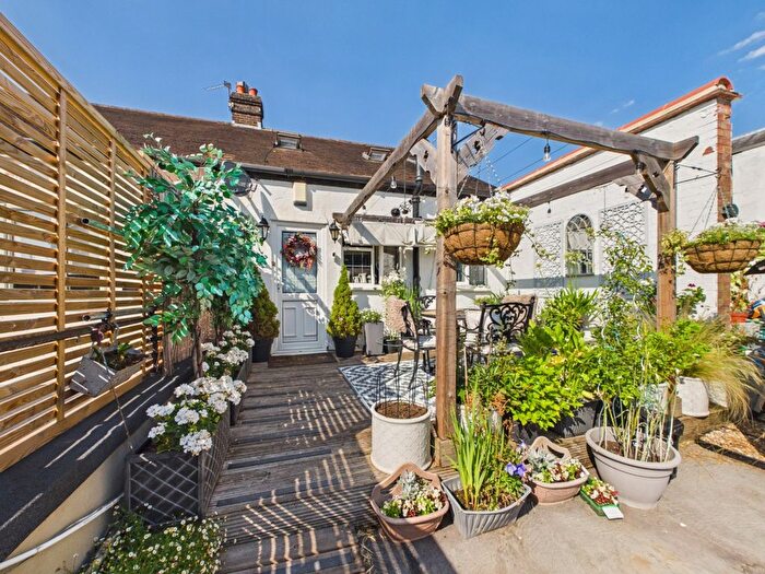 3 Bedroom Flat For Sale In West Wickham, Kent, BR4