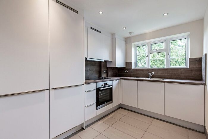 2 Bedroom Flat To Rent In Avenue Road, London, N14