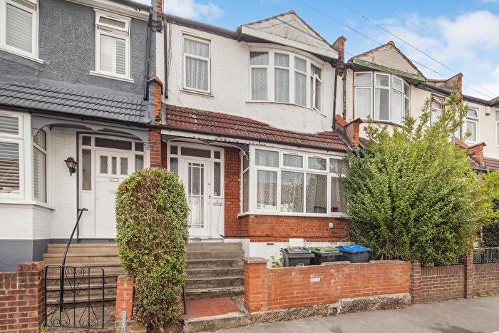 3 Bedroom Flat To Rent In Hythe Road, Thornton Heath, CR7