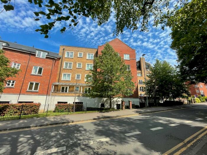 2 Bedroom Flat To Rent In Iliffe Close, Reading, RG1