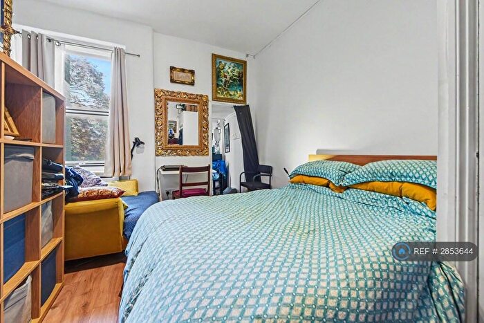 Studio To Rent In High St, London, N8