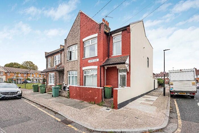 3 Bedroom End Of Terrace House For Sale In Claypole Road, London, E15