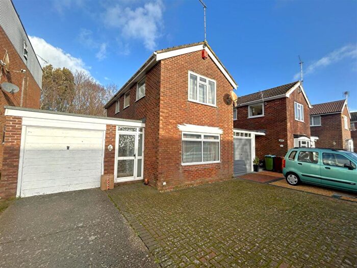 3 Bedroom Link Detached House For Sale In Colebrook Road, Wick, Littlehampton, BN17