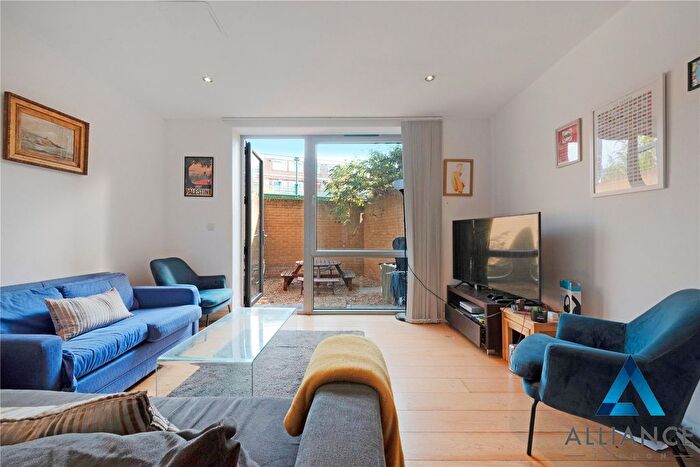 4 Bedroom Terraced House To Rent In Bow Common Lane, London, Bow, E3