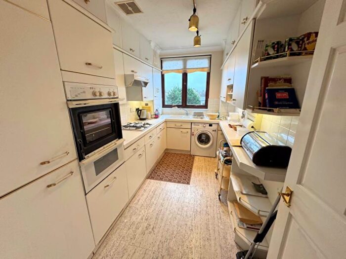 1 Bedroom Retirement Property For Sale In Hamilton Square, North Finchley, N12