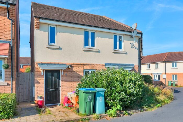 2 Bedroom Apartment To Rent In Berryfields, Aylesbury, HP18