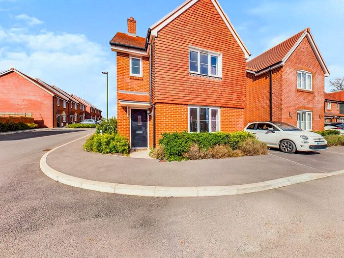 3 Bedroom Detached House To Rent In Rhodes Way, Billingshurst, RH14