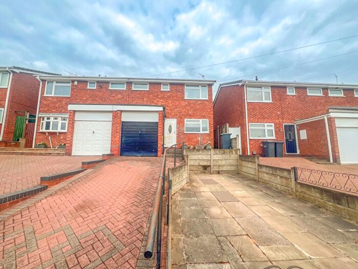 3 Bedroom Semi-Detached House For Sale In Lincoln Avenue, Nuneaton, CV10