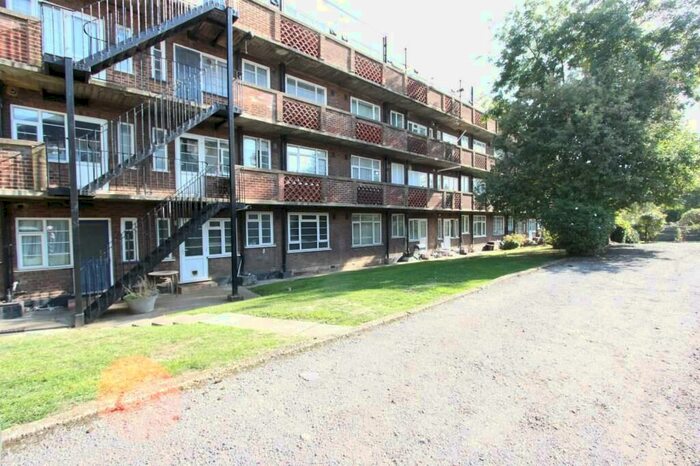 2 Bedroom Apartment To Rent In High Road, London, N12