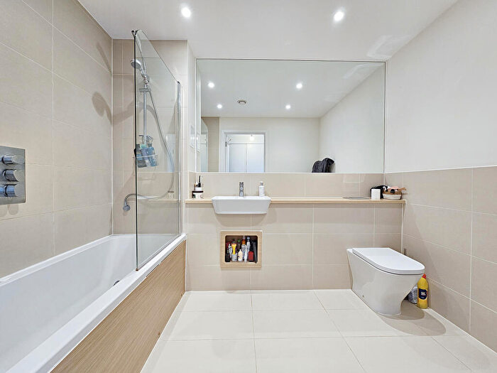 1 Bedroom Flat For Sale In Harvest Road, Cambridge, CB2