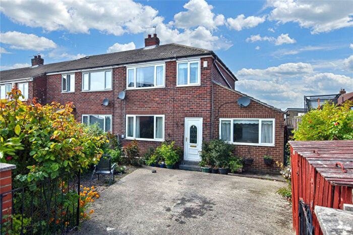 4 Bedroom Town House For Sale In Woollin Avenue, Tingley, Wakefield, West Yorkshire, WF3