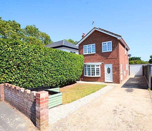 3 Bedroom Detached House For Sale In Vickers Close, Bournemouth, BH8