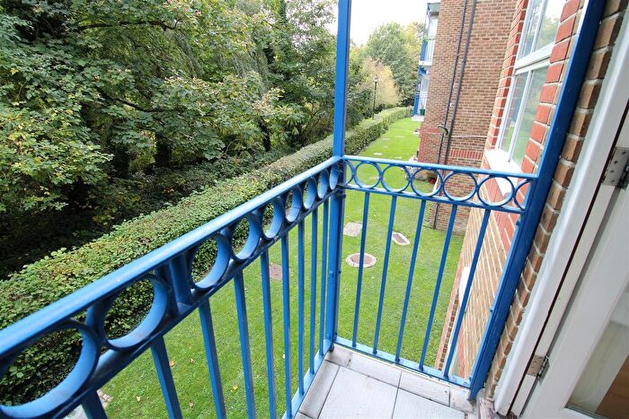 2 Bedroom Flat For Sale In River Bank Close, Maidstone, ME15