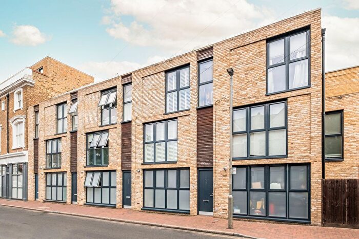 3 Bedroom Detached House For Sale In Oxford Road, London, SW15