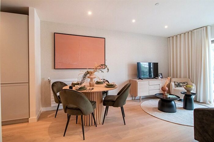 2 Bedroom Flat For Sale In Royal Crest Avenue, London, E16