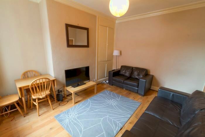 5 Bedroom Town House To Rent In Hessle Place, Hyde Park, Leeds, LS6