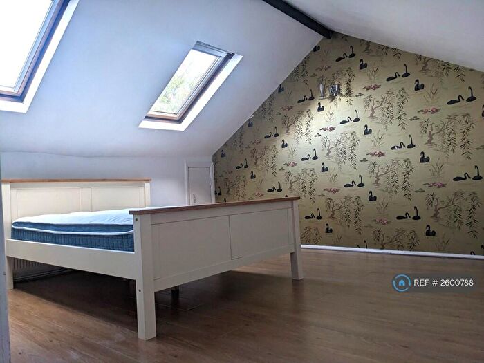 3 Bedroom Flat To Rent In Thurlow Park Road, London, SE21