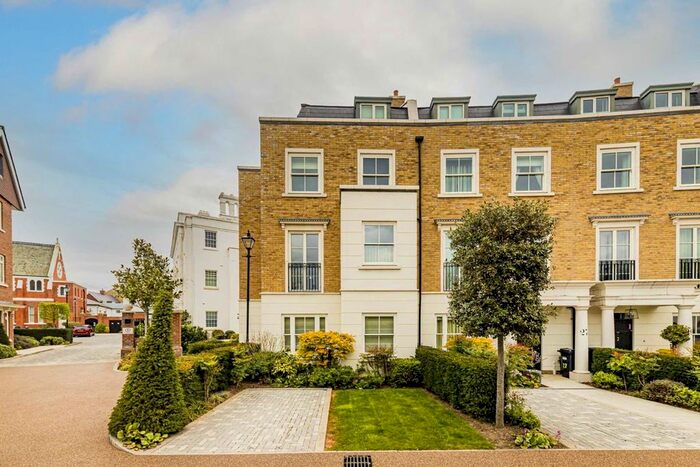 6 Bedroom Property To Rent In Egerton Drive, Isleworth, TW7