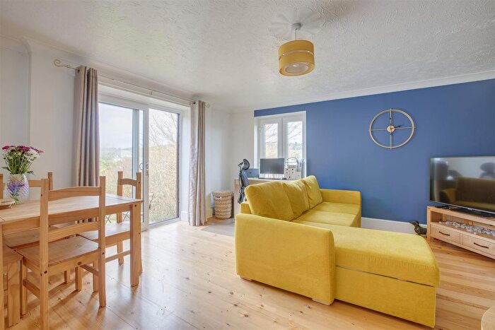 2 Bedroom Flat For Sale In Gandon Vale, High Wycombe, HP13