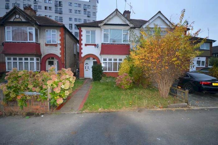2 Bedroom Maisonette Flat To Rent In A Tenby Close, Romford, RM6