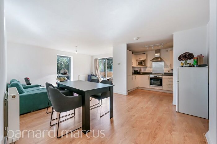 3 Bedroom Flat For Sale In St. George's Grove, London, SW17