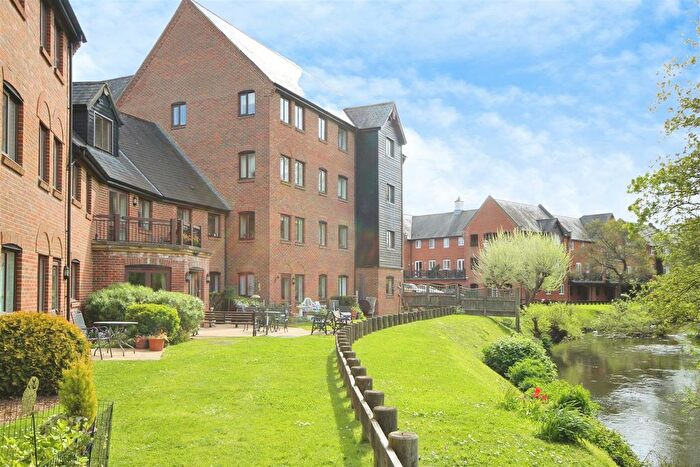 2 Bedroom Flat For Sale In Silk Lane, Twyford, RG10