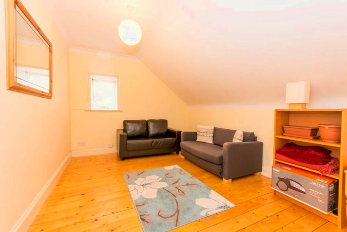 2 Bedroom Flat To Rent In Walm Lane, Willesden, London, NW2