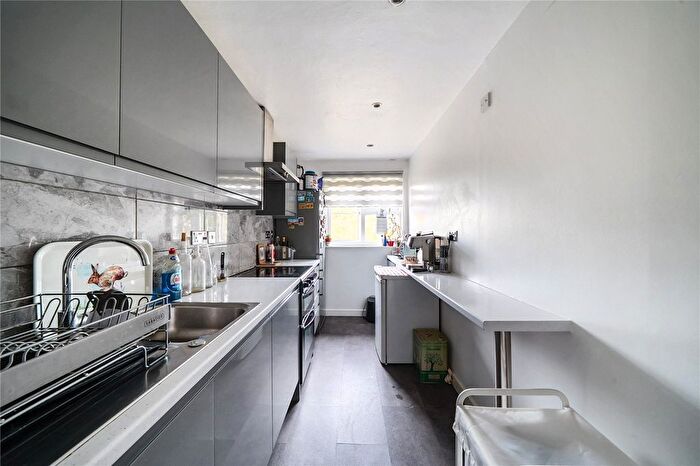 1 Bedroom Flat For Sale In Abbotswood Way, Hayes, UB3