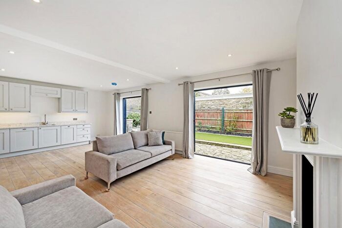 2 Bedroom Flat To Rent In Upper Richmond Road, London, SW15