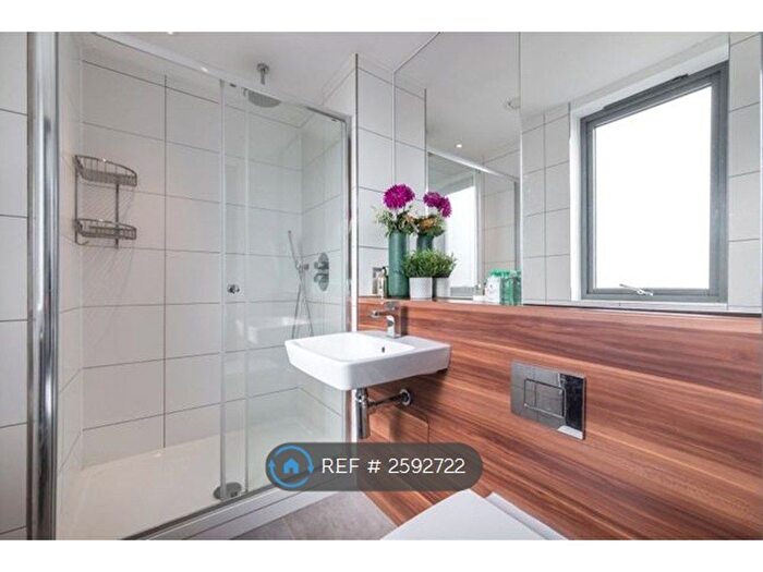 2 Bedroom Flat To Rent In Canalside Square, London, N1