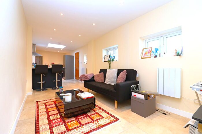 1 Bedroom Flat To Rent In Portsmouth Road, Thames Ditton, KT7